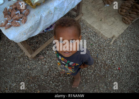 Petit garçon à Boroko marché, Port Moresby, Papouasie Nouvelle Guinée. Banque D'Images