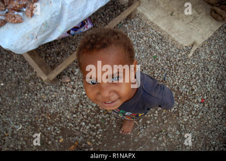 Petit garçon à Boroko marché, Port Moresby, Papouasie Nouvelle Guinée. Banque D'Images