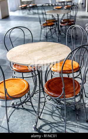 Café-vide avec table et chaises en fer forgé Banque D'Images