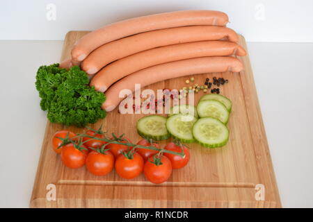 Saucisses de Vienne (Wiener Würstchen' ou 'Frankfurter Würst") sur la plaque rustique en céramique. Wiener Würstchen oder "Frankfurter" Keramikteller rustikaler auf Banque D'Images