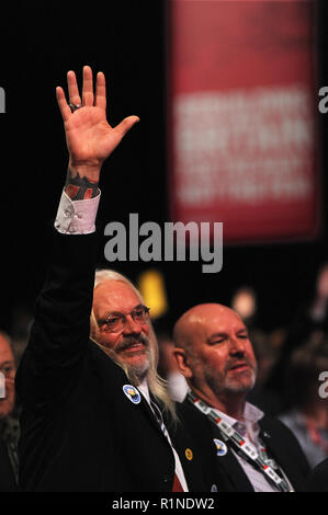 Liverpool, en Angleterre. 25 Septembre, 2018. ASLEF Président Tosh McDonald, lève son bras pour prendre la parole à la conférence, sur la session du matin du troisième Banque D'Images