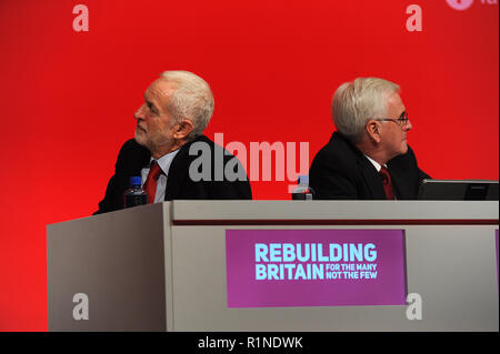 Liverpool, en Angleterre. 24 Septembre, 2018. L-R MP Jeremy Corbyn, chef du parti travailliste et John McDonnell MP, Chancelier de l'ombre, à l'écoute de la Banque D'Images