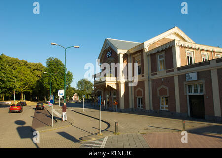 L'avant de la gare ferroviaire historique à Baarn avec un baiser et ride zone utilisée pour la famille royale néerlandaise, les Pays-Bas Banque D'Images