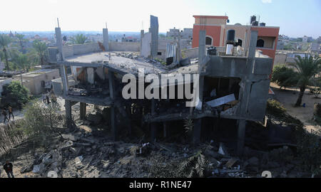 Vue d'un bâtiment qui a été bombardée par l'armée israélienne dans le sud de la bande de Gaza. L'armée de l'air israélienne a effectué un raid aérien à grande échelle sur la ville de Gaza, détruisant de nombreux bâtiments commerciaux et résidentiels. Banque D'Images