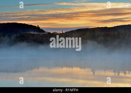 Lac Kenny à l'aube, le parc provincial du lac Supérieur, en Ontario, Canada Banque D'Images