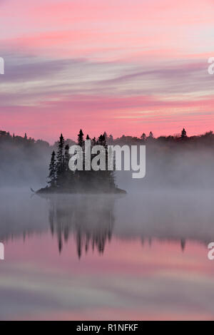 Lac Kenny à l'aube, le parc provincial du lac Supérieur, en Ontario, Canada Banque D'Images