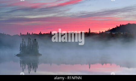 Lac Kenny à l'aube, le parc provincial du lac Supérieur, en Ontario, Canada Banque D'Images