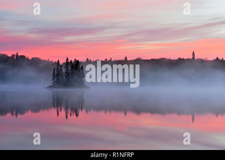 Lac Kenny à l'aube, le parc provincial du lac Supérieur, en Ontario, Canada Banque D'Images