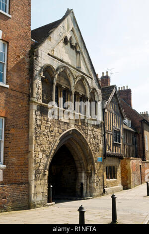 De vieux bâtiments pittoresques autour de St Marys Gate près de la cathédrale de Gloucester au soleil du printemps, Gloucestershire, Royaume-Uni. Banque D'Images