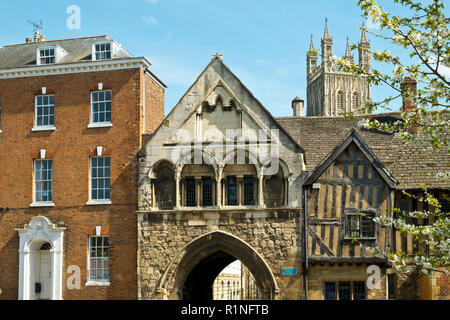 De vieux bâtiments pittoresques autour de St Marys Gate près de la cathédrale de Gloucester au soleil du printemps, Gloucestershire, Royaume-Uni. Banque D'Images