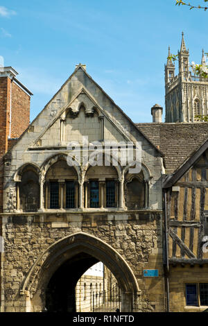 De vieux bâtiments pittoresques autour de St Marys Gate près de la cathédrale de Gloucester au soleil du printemps, Gloucestershire, Royaume-Uni. Banque D'Images