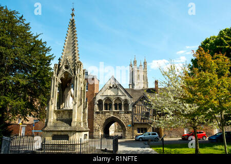 De vieux bâtiments pittoresques autour de St Marys Gate près de la cathédrale de Gloucester au soleil du printemps, Gloucestershire, Royaume-Uni. Banque D'Images