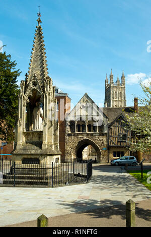 De vieux bâtiments pittoresques autour de St Marys Gate près de la cathédrale de Gloucester au soleil du printemps, Gloucestershire, Royaume-Uni. Banque D'Images