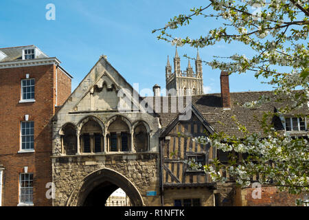 De vieux bâtiments pittoresques autour de St Marys Gate près de la cathédrale de Gloucester au soleil du printemps, Gloucestershire, Royaume-Uni. Banque D'Images