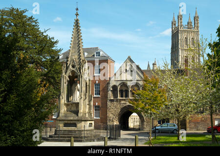 De vieux bâtiments pittoresques autour de St Marys Gate près de la cathédrale de Gloucester au soleil du printemps, Gloucestershire, Royaume-Uni. Banque D'Images