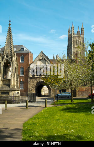 De vieux bâtiments pittoresques autour de St Marys Gate près de la cathédrale de Gloucester au soleil du printemps, Gloucestershire, Royaume-Uni. Banque D'Images