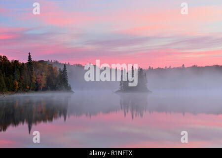 Lac Kenny à l'aube, le parc provincial du lac Supérieur, en Ontario, Canada Banque D'Images