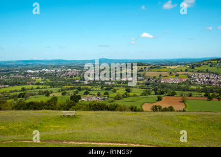 Au début de l'été vue sur patchwork champs de la Severn Vale en direction de la forêt de Dean de Selsley commun sur le bord de la région des Cotswolds, Gloucestershire, England, UK Banque D'Images