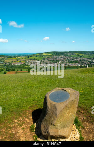 Commun Selsley Gloucestershire, Royaume-Uni, - Mai 2015 : Fin du printemps soleil améliore la vaste vue panoramique avait de Selsley commun sur la bordure ouest de la région des Cotswolds à plus de Stroud Valleys et ville. Selsley est une commune 97-acre biologiques et géologiques du site présentant un intérêt scientifique dans le Gloucestershire dans les Cotswolds AONB (Région de beauté naturelle exceptionnelle). Banque D'Images