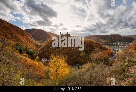 Vue depuis Bleidenberg pour le paysage vallonné de la vallée de la Moselle avec l'éperon château Thurant près de Alken en automne, Rhénanie-Palatinat, Allemagne Banque D'Images