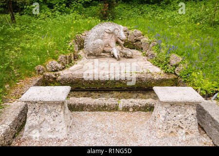 Salzbourg, Autriche - 30 avril, 2018 : Sculpture d'un sanglier avec porcelets tour dans l'eau parc de château de Hellbrunn. Banque D'Images