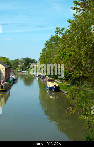 Devizes, Wiltshire, Royaume-Uni - 29 mai 2016 : Fin du printemps soleil conduit les visiteurs à profiter des activités de loisirs sur et à côté du canal de Kennet et Avon à Devizes. Le canal a été restauré par étapes, en grande partie par des bénévoles. Après des décennies d'abandon qu'il fut complètement rouvert en 1990. Le Kennet and Avon Canal est maintenant une destination touristique du patrimoine populaire. Banque D'Images