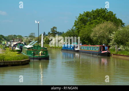 Devizes, Wilstshire, UK - 29 mai 2016 : Fin du printemps soleil apporte des propriétaires de bateau et les visiteurs d'un port de plaisance au pied de Caen Hill Locks sur le Kennet and Avon Canal près de Devizes. Le canal a été restauré par étapes, en grande partie par des bénévoles. Après des décennies d'abandon qu'il fut complètement rouvert en 1990. Le canal Kennet et Avon est une populaire destination touristique du patrimoine. Banque D'Images