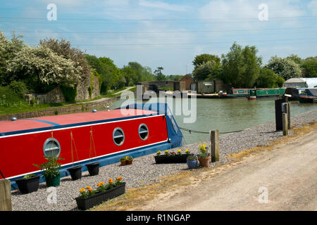 Devizes, Wilstshire, UK - 29 mai 2016 : Fin du printemps soleil apporte des propriétaires de bateau et les visiteurs d'un port de plaisance au pied de Caen Hill Locks sur le Kennet and Avon Canal près de Devizes. Le canal a été restauré par étapes, en grande partie par des bénévoles. Après des décennies d'abandon qu'il fut complètement rouvert en 1990. Le canal Kennet et Avon est une populaire destination touristique du patrimoine. Banque D'Images