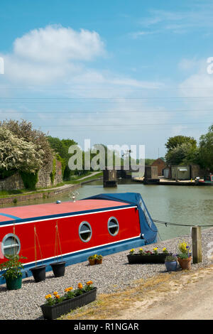 Devizes, Wilstshire, UK - 29 mai 2016 : Fin du printemps soleil apporte des propriétaires de bateau et les visiteurs d'un port de plaisance au pied de Caen Hill Locks sur le Kennet and Avon Canal près de Devizes. Le canal a été restauré par étapes, en grande partie par des bénévoles. Après des décennies d'abandon qu'il fut complètement rouvert en 1990. Le canal Kennet et Avon est une populaire destination touristique du patrimoine. Banque D'Images