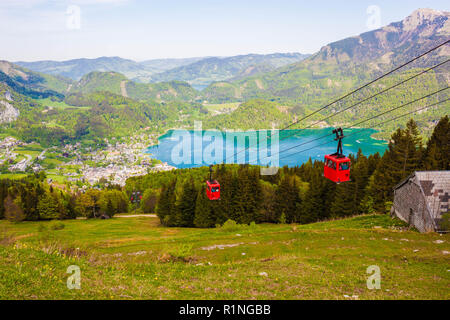 Gondoles de Zwoelferhorn rouge Seilbahn (télécabine) de pic alpin avec vue sur village St.Gilgen et lac Wolfgangsee, Salzburg land, Banque D'Images