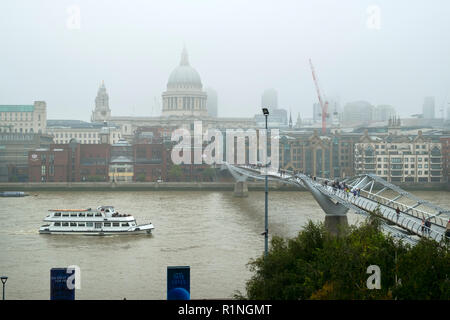 Londres, Royaume-Uni - 30 octobre 2016 : à la recherche sur la Tamise et le London Millennium passerelle vers la Cathédrale St Paul et la City de Londres sur un jour d'automne brumeux Banque D'Images