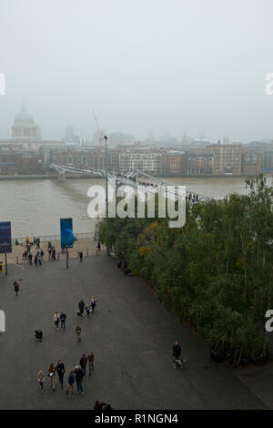 Londres, Royaume-Uni - 30 octobre 2016 : à la recherche sur la Tamise et le London Millennium passerelle vers la Cathédrale St Paul et la City de Londres sur un jour d'automne brumeux Banque D'Images