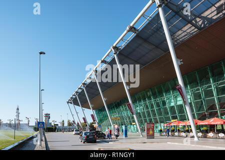 L'extérieur de l'aéroport de Tirana, Tirana, Albanie Banque D'Images