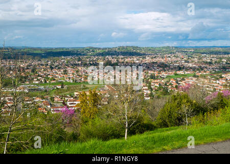 Vue sur Villeneuve-sur-Lot depuis le village médiéval de Pujols, Lot-et-Garonne, France. Pujols est membre de Les Plus Beaux Villages de France association. Banque D'Images