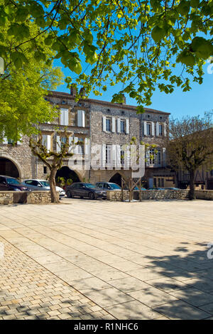 Monflanquin, France - 6th avril 2017 : la place des Arcades, place centrale de Monflanquin, Lot-et-Garonne, France. Cette ville pittoresque est membre de l'association 'les plus Beaux villages de France' et est généralement considérée comme l'un des exemples les plus historiquement intacts d'une ville de bastide médiévale. Banque D'Images