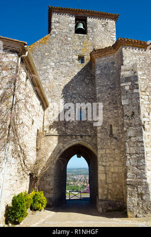 À l'ARC à Saint Nicholas à clocher à la vue de Villeneuve-sur-Lot, Pujols, Lot-et-Garonne, France. Ce village fortifié historique fief est maintenant membre de "Les Plus Beaux Villages de France' association. Banque D'Images