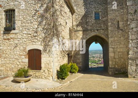 À l'ARC à Saint Nicholas à clocher à la vue de Villeneuve-sur-Lot, Pujols, Lot-et-Garonne, France. Ce village fortifié historique fief est maintenant membre de "Les Plus Beaux Villages de France' association. Banque D'Images