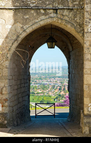 À l'ARC à Saint Nicholas à clocher à la vue de Villeneuve-sur-Lot, Pujols, Lot-et-Garonne, France. Ce village fortifié historique fief est maintenant membre de "Les Plus Beaux Villages de France' association. Banque D'Images