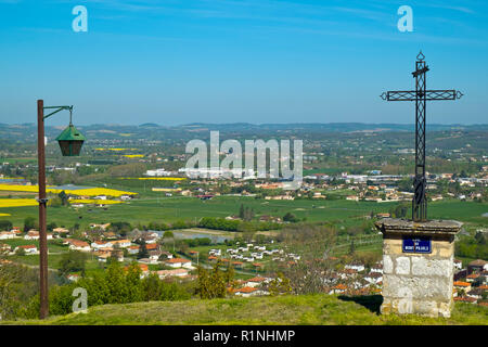 Vue panoramique sur Villeneuve-sur-Lot de Pujols, Lot-et-Garonne, France. Historique Le village fortifié forteresse de Pujols est maintenant membre de "Les Plus Beaux Villages de France' association. Banque D'Images