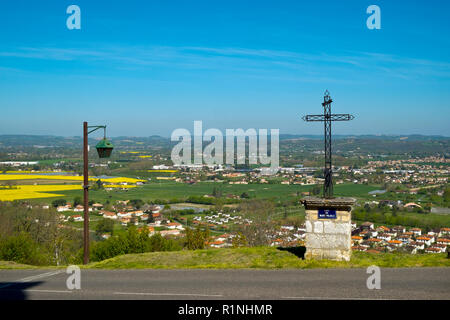 Vue panoramique sur Villeneuve-sur-Lot de Pujols, Lot-et-Garonne, France. Historique Le village fortifié forteresse de Pujols est maintenant membre de "Les Plus Beaux Villages de France' association. Banque D'Images