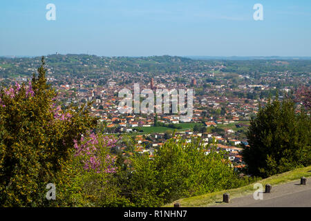 Vue panoramique sur Villeneuve-sur-Lot de Pujols, Lot-et-Garonne, France. Historique Le village fortifié forteresse de Pujols est maintenant membre de "Les Plus Beaux Villages de France' association. Banque D'Images