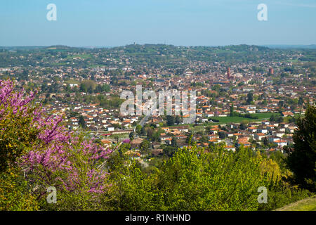 Vue panoramique sur Villeneuve-sur-Lot de Pujols, Lot-et-Garonne, France. Historique Le village fortifié forteresse de Pujols est maintenant membre de "Les Plus Beaux Villages de France' association. Banque D'Images