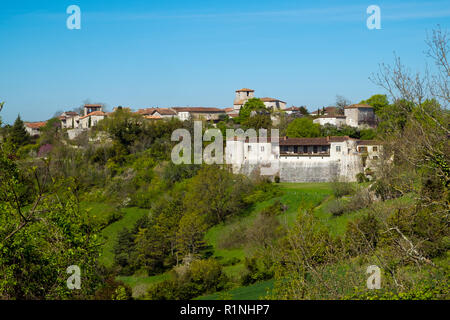 Soleil de Printemps voir de Pujols, Lot-et-Garonne, France. Historique Le village fortifié forteresse de Pujols est maintenant membre de "Les Plus Beaux Villages de France' association. Banque D'Images