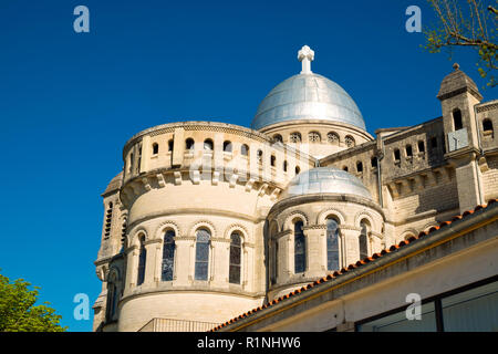La colline de l'église Notre-Dame de Peyragude à Penne d'Agenais, Lot-et-Garonne, France. Cet idyllique village perché a une vue étendue sur la rivière Lot et la campagne environnante. Banque D'Images