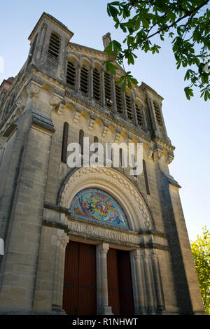 La colline de l'église Notre-Dame de Peyragude à Penne d'Agenais, Lot-et-Garonne, France. Cet idyllique village perché a une vue étendue sur la rivière Lot et la campagne environnante. Banque D'Images