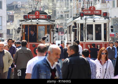 Un tramway sur la rue Istiklal Caddesi bondée, Istanbul, République de Turquie Banque D'Images