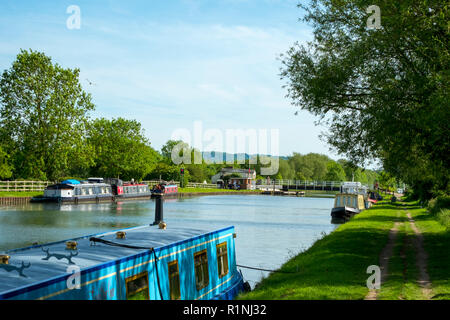 Soleil du printemps sur des bateaux amarrés près de Splatt Pont sur le Canal de la netteté et de Gloucester, Frampton sur Severn, Gloucestershire, Royaume-Uni Banque D'Images