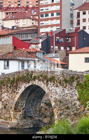 Village traditionnel dans les Asturies avec pont de pierre, Cangas Narcea. Espagne Banque D'Images