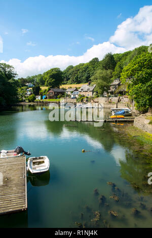 Navas de port, Cornwall, UK - 4 juin 2017 : Belle après-midi d'été, soleil sur petit bateau moorings au Port à l'ancienne dans l'estuaire de Navas Helford, Cornwall, UK Banque D'Images