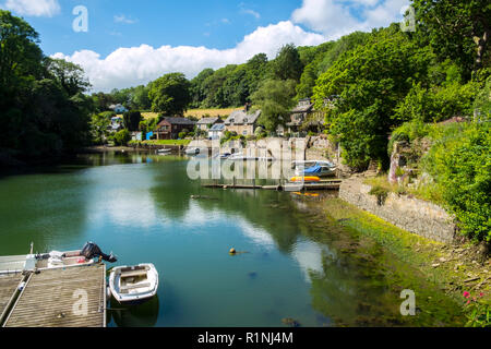 Navas de port, Cornwall, UK - 4 juin 2017 : Belle après-midi d'été, soleil sur petit bateau moorings au Port à l'ancienne dans l'estuaire de Navas Helford, Cornwall, UK Banque D'Images
